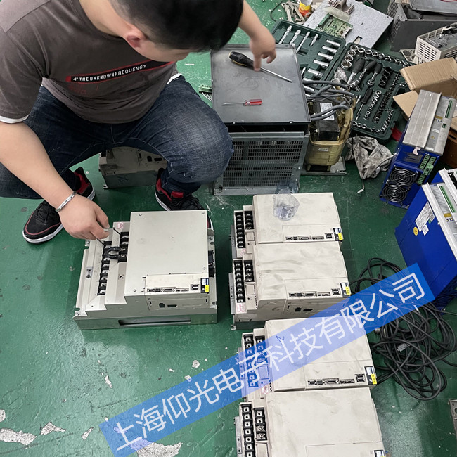 安川伺服驅(qū)動器維修SGD7S-590A10A002顯示報(bào)警修理