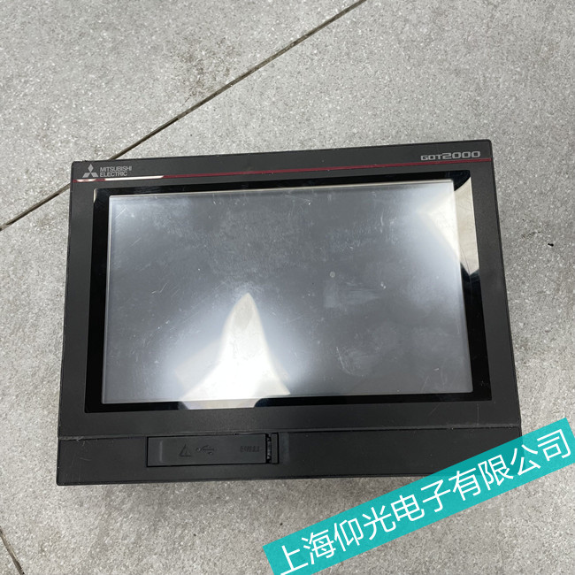 東莞三菱觸摸屏GT2715-XTBA出現(xiàn)通電后黑屏無顯示故障極速維修